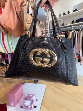 Gucci Black Textured Leather Shoulder Bag with Gold Double G